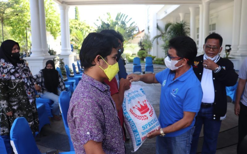 Direktur Utama PDAM Tirta Daroy, T Novizal Aiyub menyerahkan bantuan paket sembako kepada penyandang disabilitas di Pendopo Wali Kota Banda Aceh, Minggu, 27 Maret 2022.