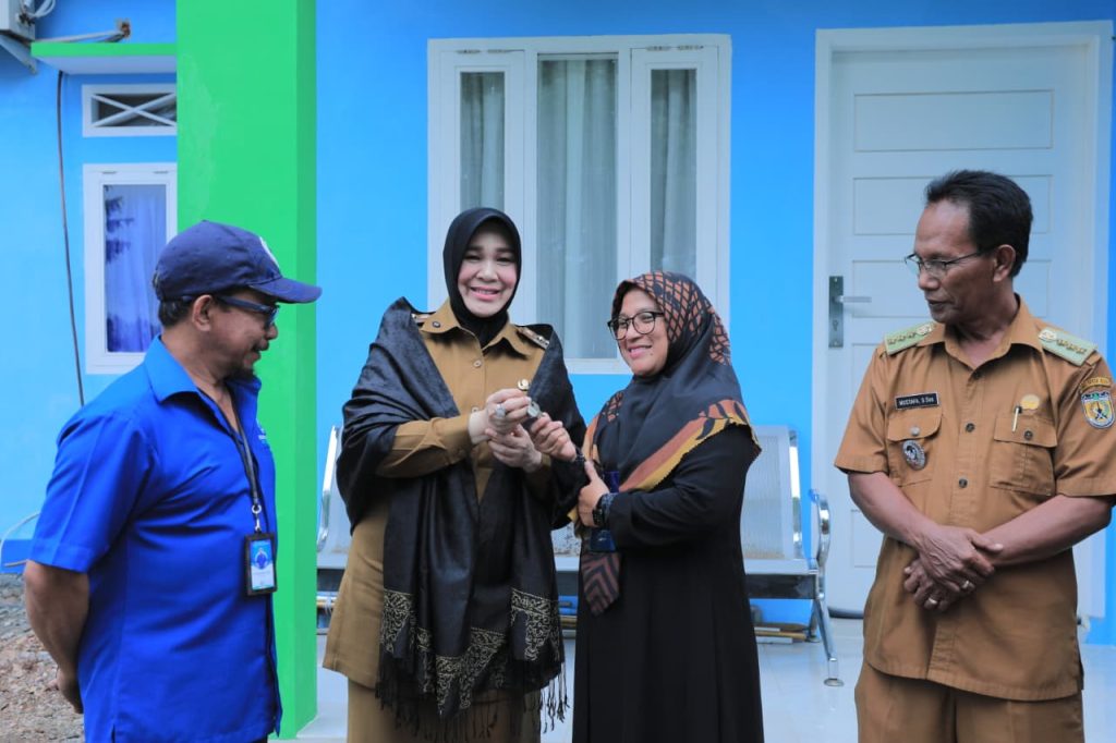 Wali Kota Illiza Serahkan Rumah Bantuan Perumdam Tirta Daroy